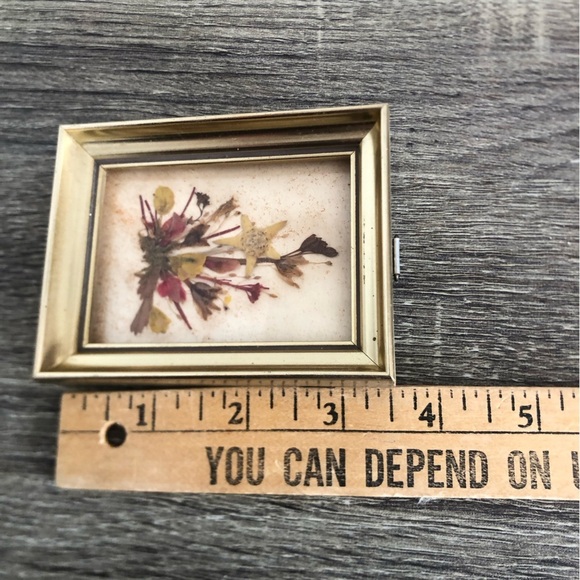 Vtg Pressed Floral Art in Gold Frame - Picture 12 of 12